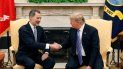 El presidente de Estados Unidos Donald Trump (d) saludando al Rey Felipe VI durante el encuentro que ambos mandatarios y sus esposas mantuvieron en la Casa Blanca. El presidente de Estados Unidos Donald Trump (d) saludando al Rey Felipe VI durante el encuentro que ambos mandatarios y sus esposas mantuvieron en la Casa Blanca.