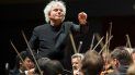 Les llevo en lo profundo de mi corazón, agradeció en alemán el director de orquesta británico ante el fervor de los cientos de espectadores que acudieron a despedirle. Les llevo en lo profundo de mi corazón, agradeció en alemán el director de orquesta británico ante el fervor de los cientos de espectadores que acudieron a despedirle.