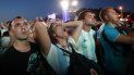 Seguidores del equipo de Argentina reaccionan ante la derrota en el partido frente a Croacia. Seguidores del equipo de Argentina reaccionan ante la derrota en el partido frente a Croacia.