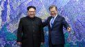El presidente de Corea del Sur, Moon Jae-in (der.), y el líder norcoreano, Kim Jong-un (izq.), conversan antes de su reunión cumbre el 27 de abril de 2018, en la aldea fronteriza de Panmunjom, en Paju (Corea del Sur). El presidente de Corea del Sur, Moon Jae-in (der.), y el líder norcoreano, Kim Jong-un (izq.), conversan antes de su reunión cumbre el 27 de abril de 2018, en la aldea fronteriza de Panmunjom, en Paju (Corea del Sur).