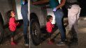 Según la portavoz de la Casa Blanca, Sarah Sanders, la madre y la niña de esa foto no fueron separadas tras su detención. Según la portavoz de la Casa Blanca, Sarah Sanders, la madre y la niña de esa foto no fueron separadas tras su detención.
