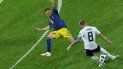 El momento preciso del remate de Kroos que se coló en la portería sueca y desató la fiesta germana. El momento preciso del remate de Kroos que se coló en la portería sueca y desató la fiesta germana.