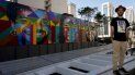El artista callejero Eduardo Kobra posa junto a su mural de la serie Etnias, unión de los pueblos y paz, en Sao Paulo. El artista callejero Eduardo Kobra posa junto a su mural de la serie Etnias, unión de los pueblos y paz, en Sao Paulo.