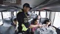 Un oficial de Policía revisa documentos de pasajeros en un ómnibus en Perú. Un oficial de Policía revisa documentos de pasajeros en un ómnibus en Perú.
