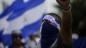 Un hombre canta el himno nacional de Nicaragua mientras cientos de nicaragüenses que participa en una de las protestas celebradas en las últimas semanas. Un hombre canta el himno nacional de Nicaragua mientras cientos de nicaragüenses que participa en una de las protestas celebradas en las últimas semanas.