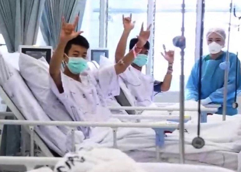 Varios de los ni&ntilde;os rescatados de la cueva Tham Luang son atendidos en el hospital, en la provincia de Chiang Rai (Tailandia)