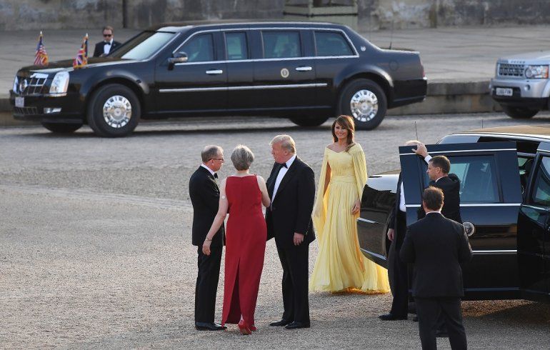 La primera ministra brit&aacute;nica, Theresa May, y su esposo, reciben al presidente Trump y su esposa Melania.