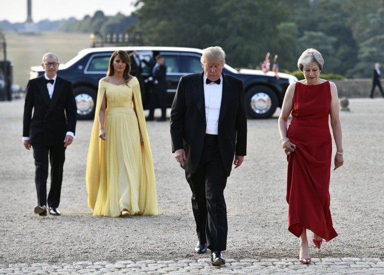 La primera ministra brit&aacute;nica Theresa May camina junto al presidente Donald Trump, seguidos por la primera dama de EEUU, Melania Trump y Philip May.