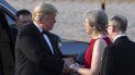 La primera ministra británica Theresa May y su esposo Philip hablan con el presidente Donald Trump. La primera ministra británica Theresa May y su esposo Philip hablan con el presidente Donald Trump.