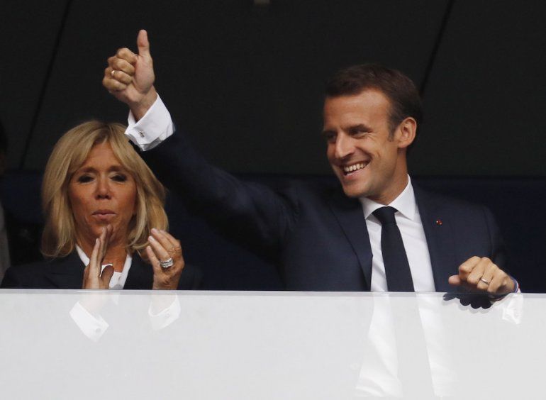 El presidente francés Emmanuel Macron  junto a su esposa durante la ceremonia inaugural de la final.
