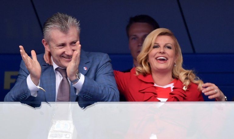<div><p> Davor Suker, jefe de la federación croata de fútbol, y la presidenta croata Kolinda Grabar-Kitarovic llegan a la final de la Copa Mundial de la FIFA 2018 entre Francia y Croacia en Moscú, Rusia, el 15 de julio de 2018.</p><p></p></div><div></div>