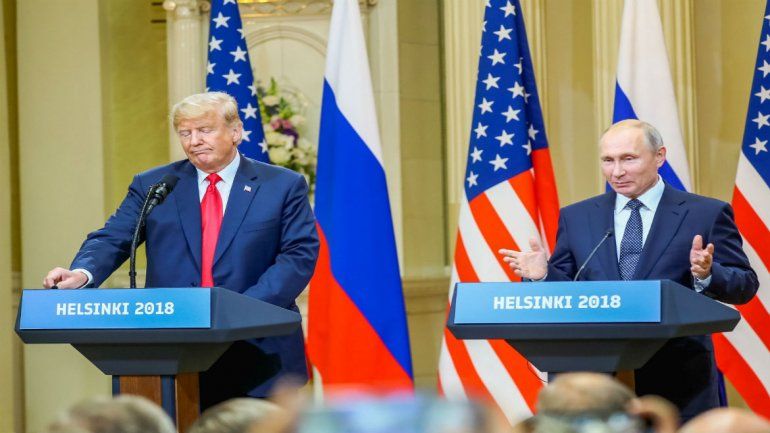El presidente estadounidense Donald Trump  y su hom&oacute;logo ruso Vladimir Putin ofrecen una rueda de prensa conjunta tras la cumbre celebrada en el Palacio Presidencial de Helsinki.