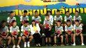 Los trece vestían la camiseta del equipo de fútbol al que pertenecen, los Jabalíes Salvajes, y todos sonreía y presentaban un buen aspecto físico durante la rueda de prensa en Chiang Rai, la capital de la provincia homónima situada en el norte del país. Los trece vestían la camiseta del equipo de fútbol al que pertenecen, los Jabalíes Salvajes, y todos sonreía y presentaban un buen aspecto físico durante la rueda de prensa en Chiang Rai, la capital de la provincia homónima situada en el norte del país.