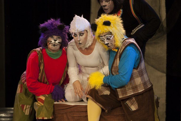 Escena de la obra infantil <i>El gato y la gaviota, </i>de Neher Jacqueline Brice&ntilde;o. 