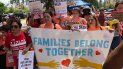 Mujeres sostenienen pancartas durante una manifestación frente a una oficina de ICE en Miramar, al norte de Miami. Mujeres sostenienen pancartas durante una manifestación frente a una oficina de ICE en Miramar, al norte de Miami.