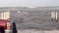 Bomberos de la ciudad de Titusville rescatan a 11 personas luego que su embarcación volcara en el canal Indian River. Bomberos de la ciudad de Titusville rescatan a 11 personas luego que su embarcación volcara en el canal Indian River.