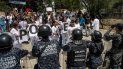 Miembros de la policía vigilan a trabajadores de hospitales públicos mientras protestan, el pasado 23 de julio. Miembros de la policía vigilan a trabajadores de hospitales públicos mientras protestan, el pasado 23 de julio.