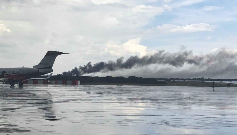 Un avión de Aeroméxico deja una estela de humo al estrellarse tras despegar del aeropuerto de Durango.