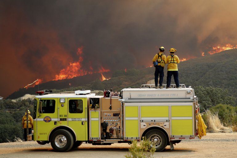 Los bomberos y servicios de emergencia de California continúan  luchando contra los alrededor de quince incendios que siguen activos en el estado y que han arrasado unas 113.300 hectáreas, según los últimos datos oficiales citados hoy por el periódico Los Angeles Times.  