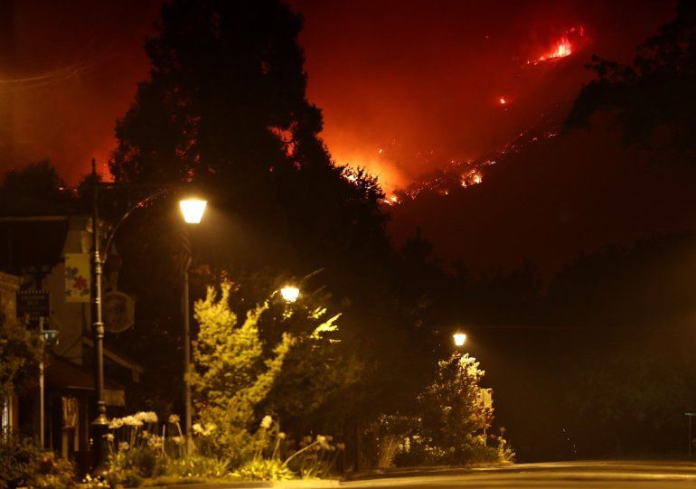  El principal motivo de preocupación para las autoridades californianas es el incendio bautizado como "Carr", que, de acuerdo al último informe del Departamento Forestal y de Protección contra Incendios de California (Cal Fire), ha destruido más de 44.500 hectáreas y se encuentra controlado solo al 27 %.  