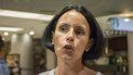 La maestra Omara Ruiz Urquiola se dirige a la prensa en Miami. La maestra Omara Ruiz Urquiola se dirige a la prensa en Miami.