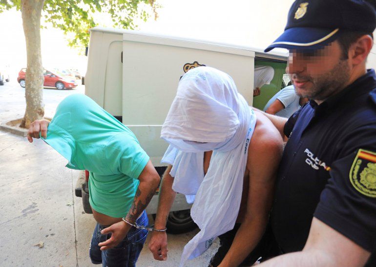 El exciclista alem&aacute;n JanUllrich, de 44 a&ntilde;os, (c), a su llegada a los juzgados tras ser arrestado por la Polic&iacute;a de Palma despu&eacute;s de ser acusado de allanamiento de domicilio y amenazas al actor y director de cine Til Schweiger.