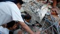 Residentes buscan supervivientes entre los escombros en Lombok (Indonesia) hoy, 6 de agosto de 2018, tras el terremoto de magnitud 6,9 que sacudió la noche del domingo. Al menos 91 personas han muerto y 209 han resultado heridas en el seísmo. Residentes buscan supervivientes entre los escombros en Lombok (Indonesia) hoy, 6 de agosto de 2018, tras el terremoto de magnitud 6,9 que sacudió la noche del domingo. Al menos 91 personas han muerto y 209 han resultado heridas en el seísmo.