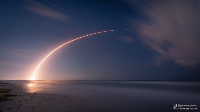 Vista de la trayectoria dibujada por el cohete Falcon 9 tras su lanzamiento desde Cabo Cañaveral, en Florida.