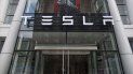 Vista del logo de Tesla en la sala de exposición en Boston, Massachusetts, EEUU, este martes 7 de agosto de 2018. Vista del logo de Tesla en la sala de exposición en Boston, Massachusetts, EEUU, este martes 7 de agosto de 2018.