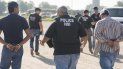 Detuvieron a 133 indocumentados que se sospecha fueron explotados por los conspiradores mediante la fuerza, la coacción o la amenaza de arresto y/o deportación y que ahora están a la espera de deportación. Detuvieron a 133 indocumentados que se sospecha fueron explotados por los conspiradores mediante la fuerza, la coacción o la amenaza de arresto y/o deportación y que ahora están a la espera de deportación.