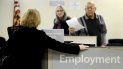 Una mujer espera a ser atendida en una oficina de desempleo. Una mujer espera a ser atendida en una oficina de desempleo.