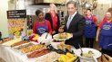 El superintendente escolar, Alberto Carvalho, prueba los alimentos que se ofrecerán a estudiantes de las escuelas del Condado a partir del 20 de agosto. El superintendente escolar, Alberto Carvalho, prueba los alimentos que se ofrecerán a estudiantes de las escuelas del Condado a partir del 20 de agosto.