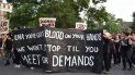 Un grupo de personas protestan en Charlottesville, Virginia, al cumplirse un año de los sucesos ocurridos durante la marcha de los supremacistas blancos. Un grupo de personas protestan en Charlottesville, Virginia, al cumplirse un año de los sucesos ocurridos durante la marcha de los supremacistas blancos.