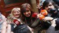 Cristina Fernández es abordada por periodistas al salir de su casa para ir a declarar en la causa sobre presuntos sobornos durante el kirchnerismo. Cristina Fernández es abordada por periodistas al salir de su casa para ir a declarar en la causa sobre presuntos sobornos durante el kirchnerismo.