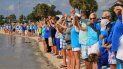 Fotografía cedida por el grupo de conservación del medio ambiente Hands Along the Water (Manos a lo largo del agua), donde aparecen varias personas que se unieron de las manos el pasado domingo, 12 de agosto de 2018, hasta formar una cadena humana en las islas Sanibel y Captiva, en el condado Lee, ubicado en el suroeste de Florida. Fotografía cedida por el grupo de conservación del medio ambiente Hands Along the Water (Manos a lo largo del agua), donde aparecen varias personas que se unieron de las manos el pasado domingo, 12 de agosto de 2018, hasta formar una cadena humana en las islas Sanibel y Captiva, en el condado Lee, ubicado en el suroeste de Florida.