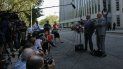 El abogado del narcotraficante mexicano Joaquín El Chapo Guzmán, Eduardo Balarezo (2-d), habla hoy, martes 14 de agosto de 2018, delante de la corte del distrito sur de Nueva York, en Brooklyn. El juez encargado del caso de El Chapo rechazó hoy la solicitud de la defensa para trasladar el juicio. El abogado del narcotraficante mexicano Joaquín El Chapo Guzmán, Eduardo Balarezo (2-d), habla hoy, martes 14 de agosto de 2018, delante de la corte del distrito sur de Nueva York, en Brooklyn. El juez encargado del caso de El Chapo rechazó hoy la solicitud de la defensa para trasladar el juicio.