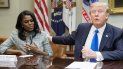Fotografía de archivo que muestra al presidente estadounidense, Donald Trump (d), junto a su principal asesora afroamericana, Omarosa Manigault Newman (i), durante una reunión en la sala Roosevelt de la Casa Blanca, Washington D.C (Estados Unidos), el 1 de febrero del 2017. Fotografía de archivo que muestra al presidente estadounidense, Donald Trump (d), junto a su principal asesora afroamericana, Omarosa Manigault Newman (i), durante una reunión en la sala Roosevelt de la Casa Blanca, Washington D.C (Estados Unidos), el 1 de febrero del 2017.