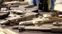 Vista de un arsenal expuesto al público en una feria de armas. Vista de un arsenal expuesto al público en una feria de armas.