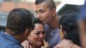 Los familiares de los fallecidos en un accidente de tránsito en Ecuador, a la espera de la identificación de los cuerpos. Los familiares de los fallecidos en un accidente de tránsito en Ecuador, a la espera de la identificación de los cuerpos.