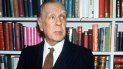 El escritor argentino Jorge Luis Borges, fotografiado en su casa junto a su gran biblioteca, en 1980. El escritor argentino Jorge Luis Borges, fotografiado en su casa junto a su gran biblioteca, en 1980.