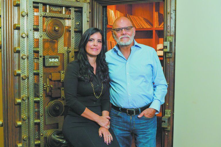 Ernesto P&eacute;rez Carrillo, gerente general de EPC Cigar Co. con su hija Lissette. 