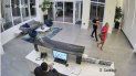 La Policía describió a la mujer como una mujer blanca, con el pelo largo, liso y rubio y unos 30 años de edad. La Policía describió a la mujer como una mujer blanca, con el pelo largo, liso y rubio y unos 30 años de edad.