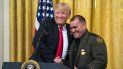 El presidente Donald Trump estrecha la mano del agente de la Patrulla Fronteriza, Adrian Anzaldua, durante un evento para honrar a los agentes de inmigración federales en la Casa Blanca, en Washington, DC. El presidente Donald Trump estrecha la mano del agente de la Patrulla Fronteriza, Adrian Anzaldua, durante un evento para honrar a los agentes de inmigración federales en la Casa Blanca, en Washington, DC.