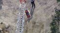 El trabajador parecía estar consciente mientras era colocado en la ambulancia. El trabajador parecía estar consciente mientras era colocado en la ambulancia.