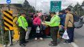 Policías ecuatorianos chequean a emigrantes venezolanos. Policías ecuatorianos chequean a emigrantes venezolanos.