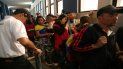 Inmigrantes venezolanos esperan para entrar a Perú por la frontera con Ecuador. Inmigrantes venezolanos esperan para entrar a Perú por la frontera con Ecuador.