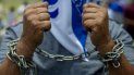Un hombre con las manos atadas con unas cadenas participa en una actividad contra el régumen de Daniel Ortega. Un hombre con las manos atadas con unas cadenas participa en una actividad contra el régumen de Daniel Ortega.