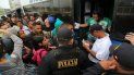 Inmigrantes venezolanos presentan sus documentos al subir a un bus que los llevará a Trujillo, Perú. Inmigrantes venezolanos presentan sus documentos al subir a un bus que los llevará a Trujillo, Perú.
