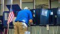 Un hombre ejerce su derecho al voto en un colegio electoral en Miami, Florida. Un hombre ejerce su derecho al voto en un colegio electoral en Miami, Florida.