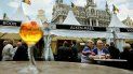 Vista de la Grand Place de Bruselas durante la celebración este fin de semana del 20º Festival de la Cerveza Belga, donde se pueden degustar más de 400 tipos de esa bebida procedentes de las principales destilerías del país. Vista de la Grand Place de Bruselas durante la celebración este fin de semana del 20º Festival de la Cerveza Belga, donde se pueden degustar más de 400 tipos de esa bebida procedentes de las principales destilerías del país.